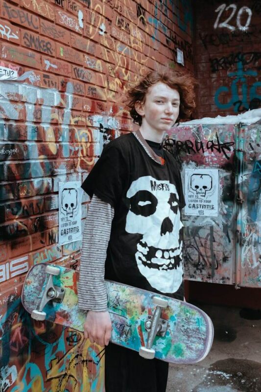 Joven patinador con playera de Misfits, fusionando el punk rock con la cultura urbana y el estilo alternativo.