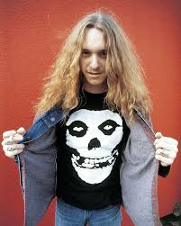 Cliff Burton vistiendo una camiseta de Misfits, banda que marcó su estilo musical.