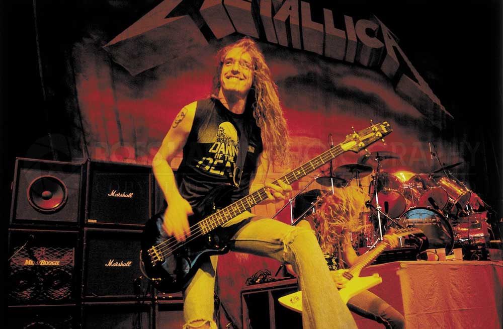 Cliff Burton tocando el bajo en vivo durante un show de la gira Master of Puppets de Metallica.