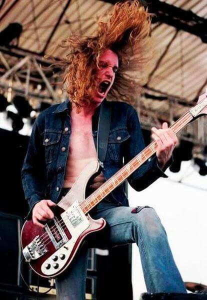Cliff Burton tocando en vivo con su bajo Rickenbacker 4001.